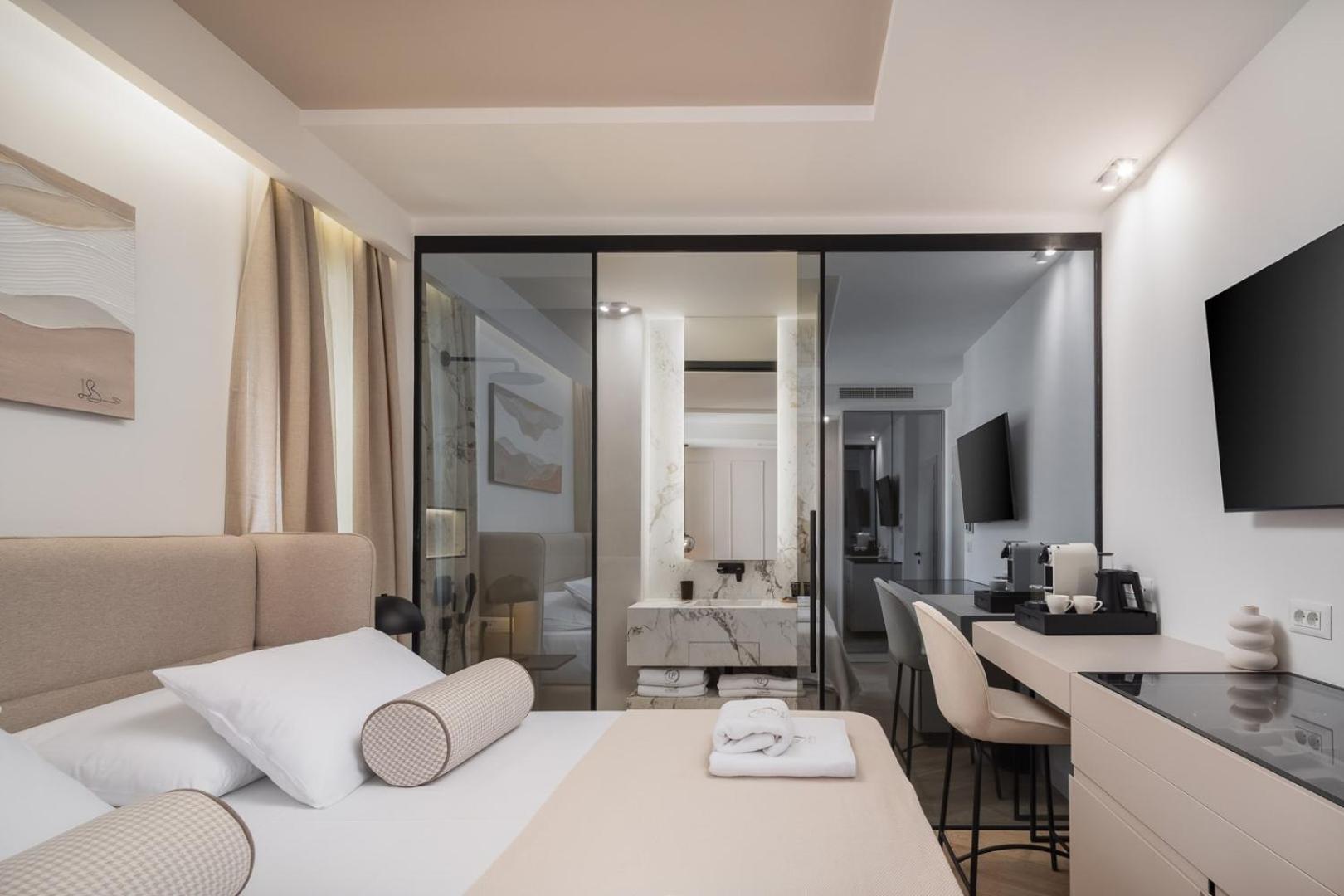Luxury Le Prestige Few Minutes From Split's Iconic Waterfront Pensionat